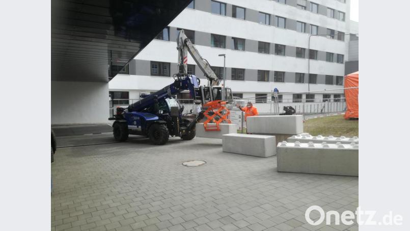 Beim Klinikum Weiden haben Bauhof, Feuerwehr und THW eine Zeltstraße zum Screening der Patienten errichtet. Eine Windschutzwand schützt die Zelte. Bild: THW Weiden