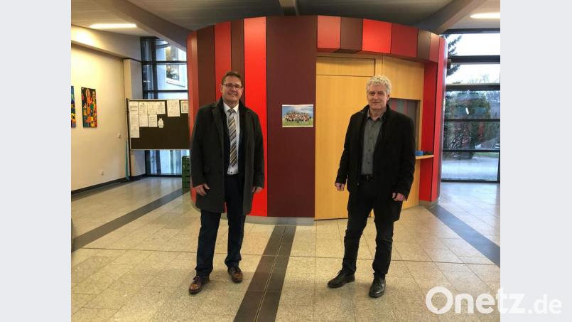 Ein Bild, das die außergewöhnlichen Umstände nicht besser dokumentieren könnte: Die beiden Kandidaten stehen einsam im Schulhaus, auf das Ergebnis wartend, mit dem notwendigen Sicherheitsabstand zueinander; rechts der neue Bürgermeister Robert Lindner, links Oliver Mutterer. Bild: exb