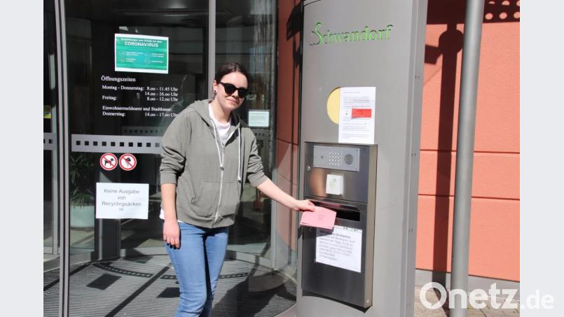 Die Briefwahl nutzen am Samstag Vormittag zahlreiche Wahlberechtigte, die ihre Unterlagen am Schwandorfer Rathaus einwarfen. Bild: Thomas Dobler