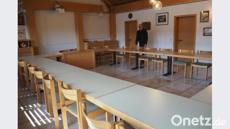 Viel zu dicht für die aktuellen Erfordernisse stehen im Moment die Stühle im Lehrsaal des Feuerwehrhauses, wo am Dienstag der Marktrat tagen sollte. Wernberg-Köblitz mit Verwaltungsleiter Stefan Falter hat sich deshalb als erste Kommune im Landkreis für einen Ferien-Ausschuss entschieden. Bild: bl