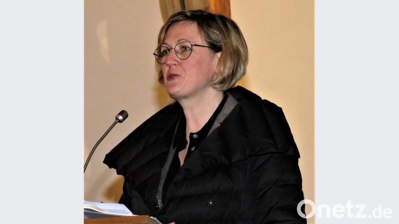Pfarrerin Stefanie Schön möchte die Gemeindemitglieder mit der Osterbotschaft trösten. Wo Finsternis sei, komme wieder Licht. Bild: ubb