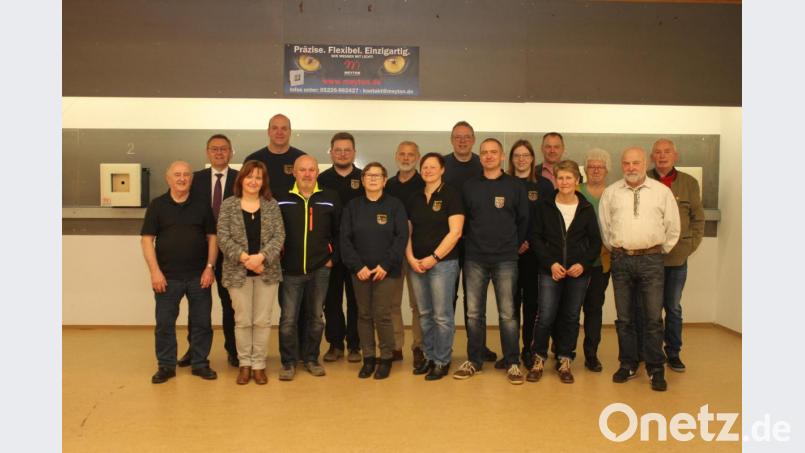 Die Burgschützen wählten neu (von links): Kassenrevisor Josef Höllriegl, Bürgermeister Josef Gilch,, Schatzmeisterin Roswitha Kryschak, Sportleiter Armin Kryschak, Ausschussmitglied Franz Pfab, Gerätewart Norbert Seegerer, Damenleiterin Renate Holzner, Schriftführer Anton Schill, Jugendleiterin Ruth Kryschak, Schützenmeister Thomas Kryschak, stellvertretender Jugendleiter Mathias Scheeler, 2. Sportleiterin Stefanie Kryschak, 3. Bürgermeister Erich Meidinger, 2. Schatzmeisterin Johanna Schill, 2. Schriftführerin Emma Demelt, 2. Schützenmeister Albert Holzner und Gauschützenmeister Heinrich Fraunholz. Bild: wec