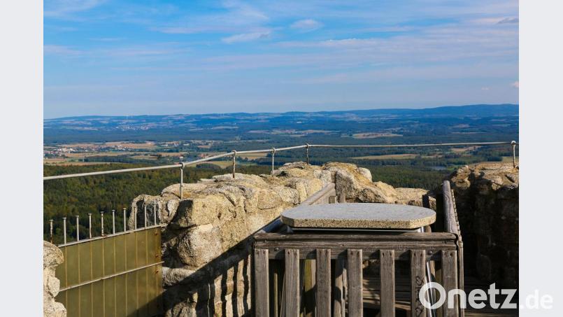 Die Aussicht vom Weißenstein ist stets ein begehrtes Ziel von Wanderern und Mountainbikern auf ihren Touren durch den Steinwald. Auch 2020 ist die markante Burgruine mit ihrer Plattform, Ziel oder Zwischenetappe von Veranstaltungen und Touren im Jahresprogramm des Naturpark Steinwalds. Bild: bsc
