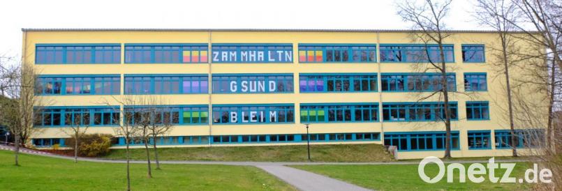 Zusammenhalt in schwierigen Zeiten: Das Regenbogenfenster, das an der Gregor-von-Scherr-Schule in Neunburg vorm Wald gestaltet wurde, macht auch auf die angelaufene Challenge aufmerksam. Bild: exb