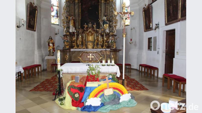„Gottes Liebe ist wie ein bunter Regenbogen“ steht auf einem Regenbogen am Altar in der Pfarrkirche. Bild: soj