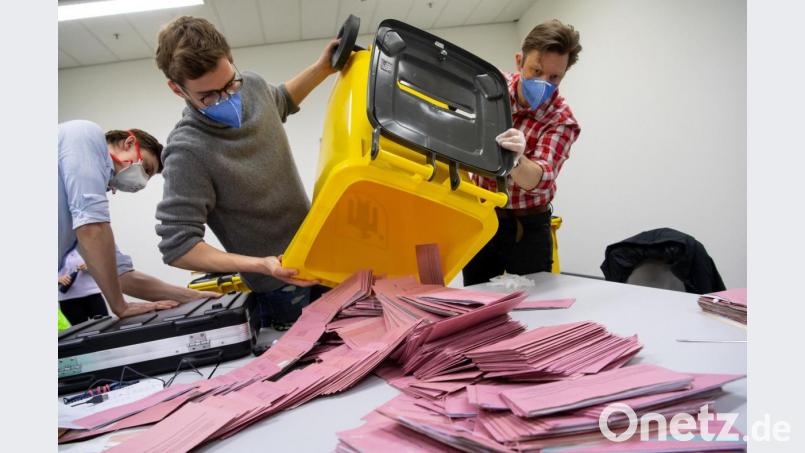 Wahlhelfer bereiten im Veranstaltungs- und Ordercenter in München die Auszählung der Briefwahl vor. Bild: Sven Hoppe/dpa