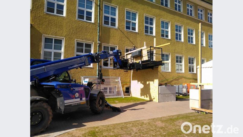 Beim Klinikum Weiden haben Bauhof, Feuerwehr und THW eine Zeltstraße zum Screening der Patienten errichtet. Eine Windschutzwand schützt die Zelte. Bild: THW Weiden