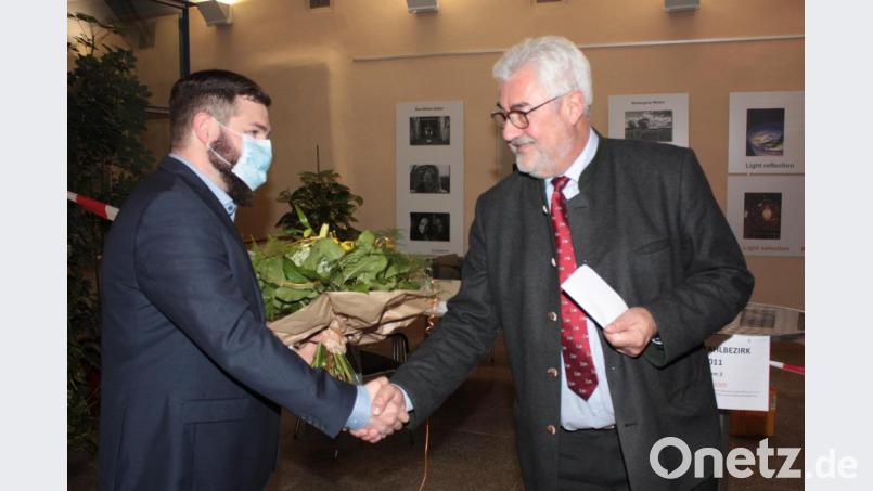 Bürgermeister Rupert Troppmann (rechts) desinfiziert sich erst die Hände und gratuliert dann Sebastian Dippold zum Gewinn der Stichwahl. Bild: ui