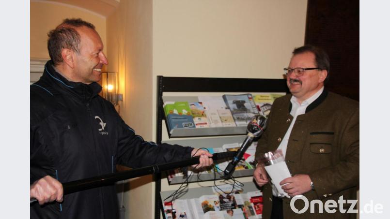 Bürgermeister Alfred Stier bleibt auch die nächsten sechs Jahre im Amt. Kurz nach der Wiederwahl gab er auch OTV-Moderator Thomas Bärthlein ein Interview. Bild: kro