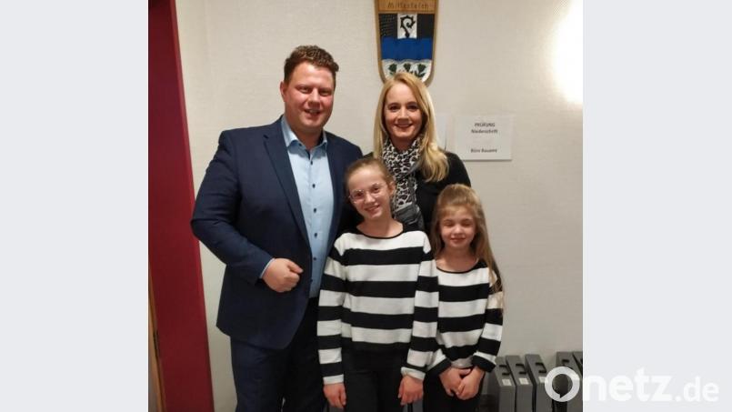 Stefan Grillmeier ist der neue Bürgermeister der Stadt Mitterteich. Zu den ersten Gratulanten zählten seine Frau Andrea und die beiden Töchter Anna-Lena und Louisa (rechts). Symbolbild: exb