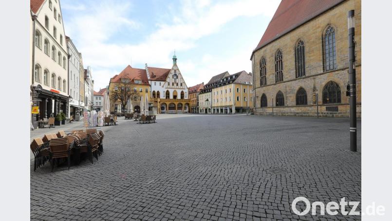 Der Amberger Marktplatz ist wie ausgestorben. Dieses Bild entstand am Donnerstag zur Mittagszeit. Die Ausgangsbeschränkungen galten da schon seit fünf Tagen. Bild: Wolfgang Steinbacher