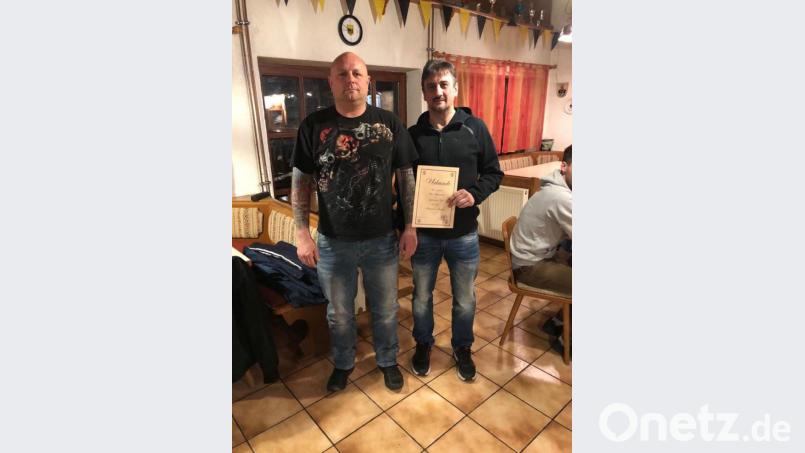 Jürgen Bergmann (rechts) wurde vom Jägermeisterclub-Vorsitzenden Thomas Lühr (links) für seine 30-jährige Mitgliedschaft geehrt Bild: (döh)