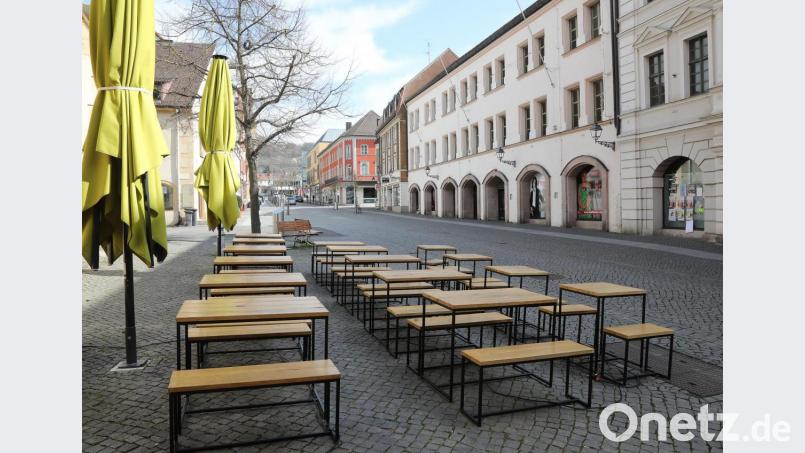 Gastronomie und Einzelhandel sollen von dem Maßnahmenpaket ebenfalls profitieren.Für Außenbestuhlungen wie diese, Produkt-Ständer und Kundenstopper werden vorerst keine Sondernutzungsgebühren erhoben. Bild: Wolfgang Steinbacher