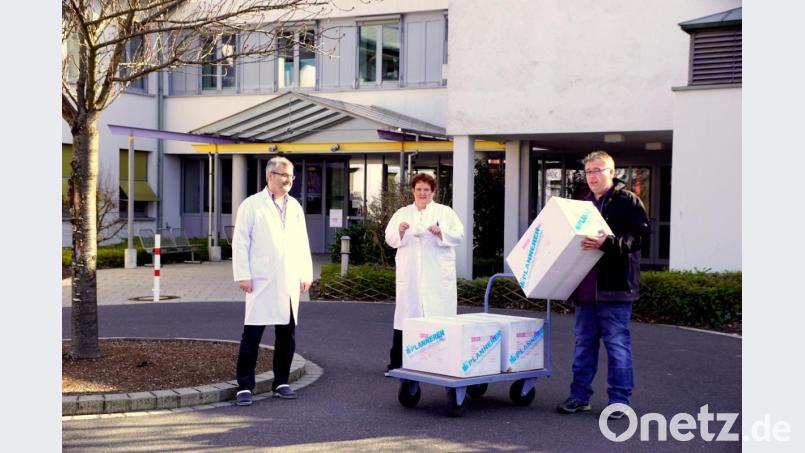 Bei der Übergabe der Schutzmasken vor dem Krankenhaus wurde reichlich Abstand eingenommen. Kurz verzichteten Dr. Gerhard Jilge und Ärztliche Direktorin Elisabeth Eißner auf den Mundschutz. Ihr Dank galt Stephan Plannerer für die Unterstützung mit dringend benötigten Atemschutzmasken. Bild: bkr