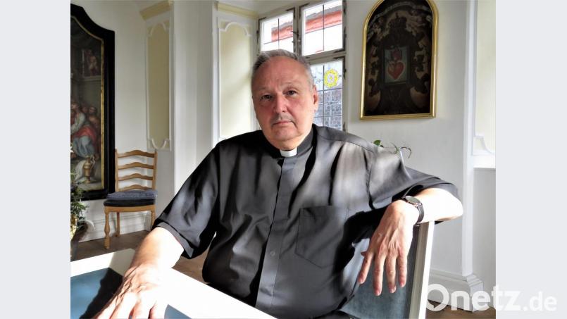 Regionaldekan Georg Flierl möchte die Gläubigen mit täglichem Glockenläuten und einer Kerze in den Fenstern zum gemeinsamen Glaubensgebet abholen. Bild: ubb