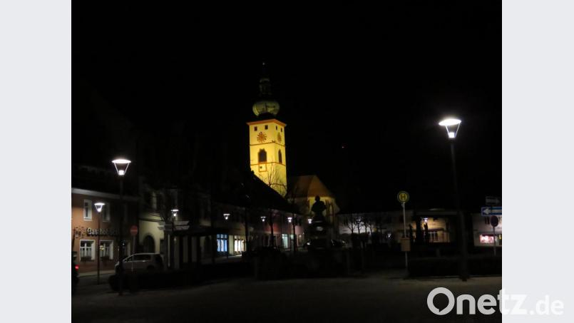 Jeden Abend um 21 Uhr läuten die Glocken der Pfarrkirche &quot;Mariä Himmelfahrt&quot; nun zum Gebet. Damit will Regionaldekan und Stadtpfarrer Georg Flierl seine Gläubigen erreichen und trösten in Zeiten des eingeschränkten Ausgangs. Die Kirche ist übrigens trotz der abgesagten Gottesdienste geöffnet. Die Gläubigen dürfen gern reinkommen und beten. Bild: ubb