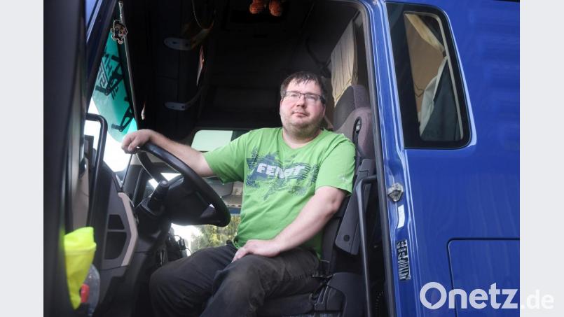 Michl Fiedler (39) ist einer von 17 Fahrern bei der Spedition Schmid in Störnstein. Er sorgt dafür, dass auch während der Coronakrise die Produkte in den Supermärkten nicht ausgehen. Bild: Gabi Schönberger