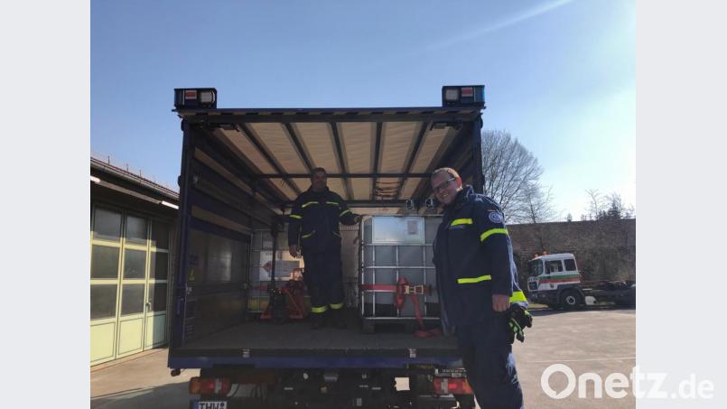 Seit zwei Wochen ist das Technische Hilfswerk bereits als Logistikpartner im Einsatz. Die Helfer transportieren Ausstattung und Rohstoffe zur Herstellung von Desinfektionsmitteln. Bild: THW Weiden