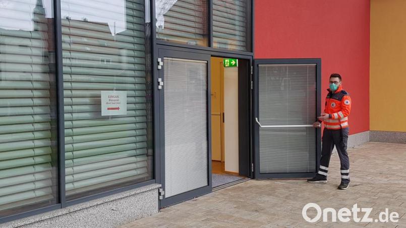 Der Eingang zur Blutspende ist diesmal durch den Notausgang an der Bühne Richtung Stadtpark. Von dort aus geht es immer nur in eine Richtung weiter. Sven Lehner, BRK Bereitschaftsleiter, weist den Weg. Bild: fks