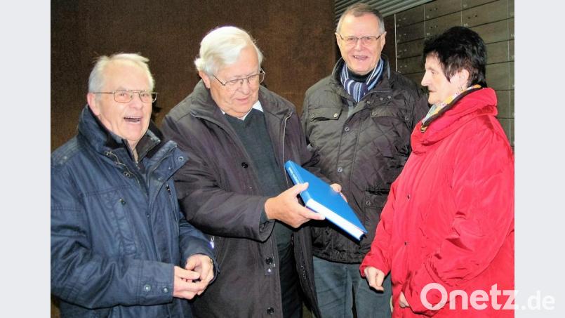 Monsignore Karl Wohlgut (Zweiter von links, bereits verstorben) verfasste die Chronik des Männergesangvereins 1890 und übergab sie im Dezember 2015 an Vorsitzende Brigitta Bernklau. Mit auf dem Bild sind Bernd Lorenz (links) und Rudolf Haupt (Zweiter von rechts). Bild: rgr