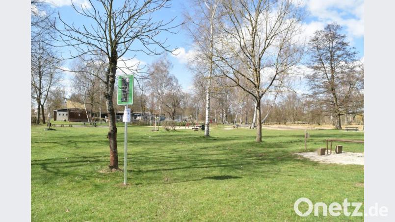 Spazieren gehen ist erlaubt. Ein kleiner Zettel weist auf die Abstandsregel wegen Corona hin. Bild: hcz