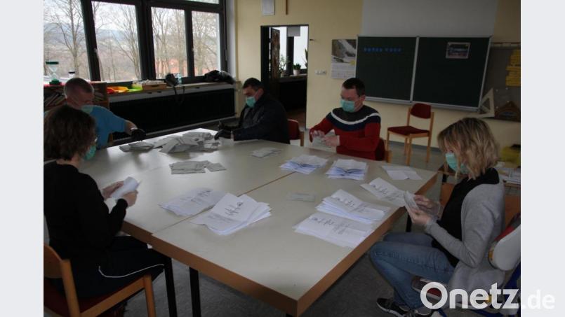 Die Auszählung fand diesmal in fünf Klassenzimmern der Grundschule Bärnau statt. Anstatt sechs Helfern waren diesmal pro Bezirk nur fünf Helfer eingeteilt. Im Bild: Peter Schaller, Michael Zintl, Rainer Schmidkonz, Marion Mark, Theresa Weigl (von links). Bild: kro