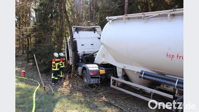 Der Lastwagen kam vom Burglengenfelder Zementwerk und war in Richtung Autobahnauffahrt Ponholz unterwegs. Bei dem Zusammenstoß steuerte das Gefährt in den angrenzenden Wald. Bild: Thomas Dobler