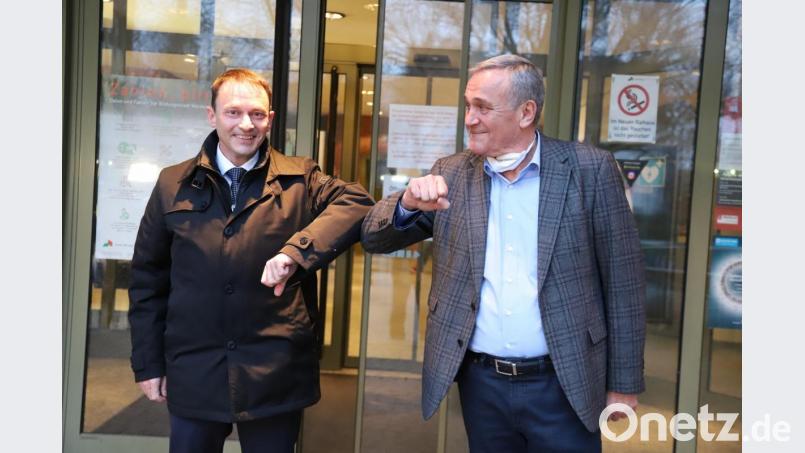 Geschafft: Einen kleinen Moment der Freude inmitten der Corona-Krise gibt es dann doch für Oberbürgermeister Kurt Seggewiß und dessen Nachfolger im Amt, Jens Meyer (links), beide SPD. Bild: Stefan Zaruba