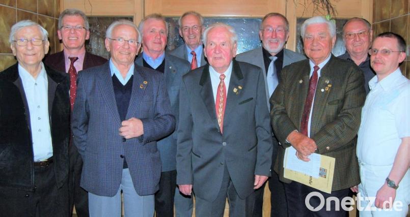 Im Jahr 2008 wurden einige Mitglieder des Grafenwöhrer Männergesangvereins für ihr langjähriges Singen ausgezeichnet. Anton Erhart (Fünfter von rechts) und Konrad Daubenmerkl (Sechster von rechts, beide bereits verstorben) erhielten 2000 die Medaille des Bundestages. Bild: rgr