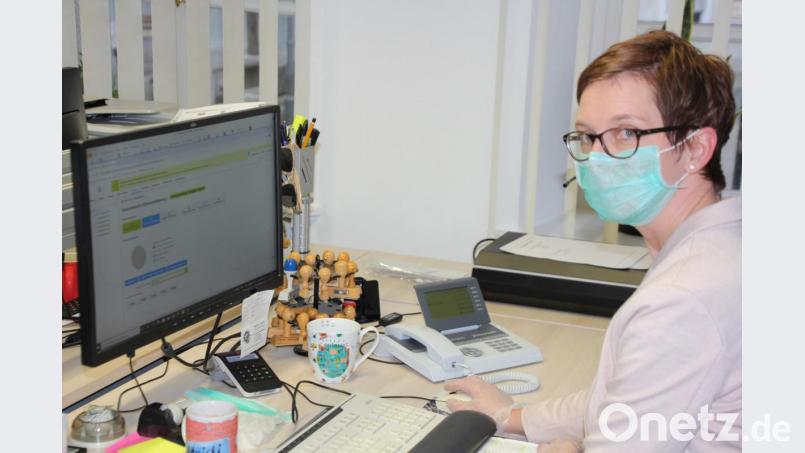 Wahlleiterin Heidi Schertler gab in ihrem Büro im Rathaus die Briefwahlergebnisse der Wahlvorsteher und Schriftführer ein. Bild: kro