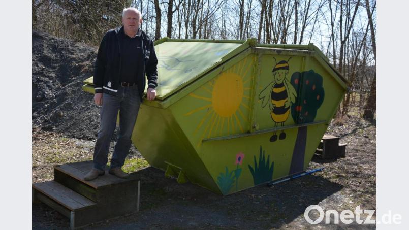 Siedlergemeinschaft-Vorsitzender Friedrich Bergmann am Grüngut-Container. Darin abgelagert werden immer wieder Dinge, die dort nicht hineingehören
. Bild: jr