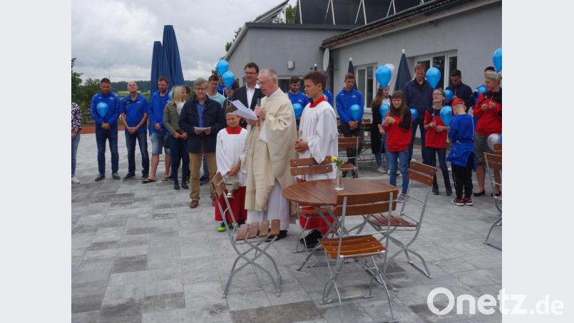 Zahlreiche Sanierungsmaßnahmen, wie die Erneuerung der Terrasse, führte die DJK im Jahr 2019 durch und erhielten den kirchlichen Segen Bild: tra
