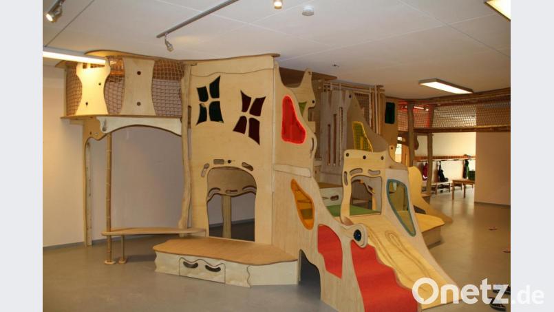 Das Klettergerüst in der Eingangshalle der Kindertagesstätte St. Vitus hat sich zum zentralen Ort für die kleinen und großen Kinder hier entwickelt. Es ist genial zum Ausruhen und Träumen, zum Austoben und als Bühne für Nachwuchssänger und Nachwuchsschauspieler. Bild: ads