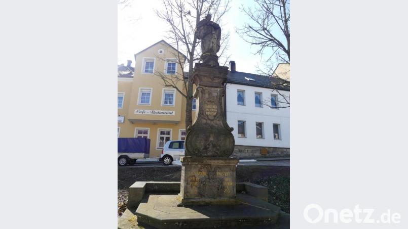 Vor der Altstadtsanierung haben mächtige Kastanienbäume die Mariensäule umgeben. Bild: rn