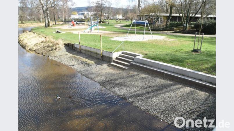 Aus Sicherheitsgründen müssen die bisherigen Einstiegshilfen durch solche ersetzt werden, wie sie bereits an zwei Stellen im Stadtbad zu sehen sind. Bild: hcz