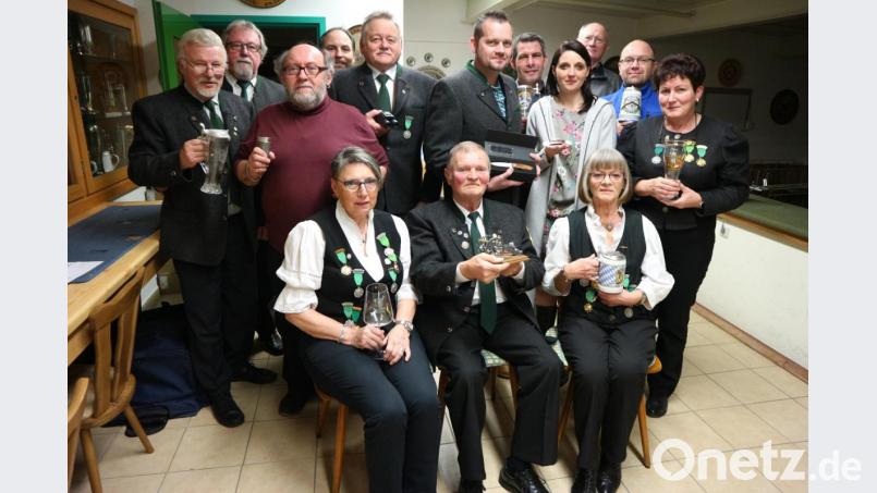 Die Sieger des Christl-Pokal-Wettbewerbs 2019 der SG Amberg 1890 (von links): Otto Held, Norbert Schmidt, Ludwig Amberger, Thomas Singer, Evelyn Pittroff, Leopold Sassin, Wolf Bohl, Jaco Cloete, Thomas und Tanja Hirsch, Wolfgang Zippe, Erna Allstadt, Christian Amberger und Marion Schneider. Bild: ion