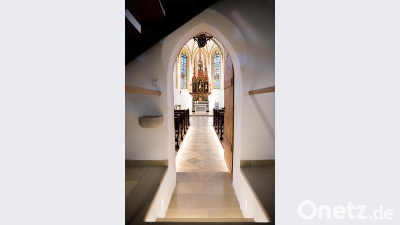 Wenn auch das Ordinariat Regensburg das Aussetzen der öffentlichen Gottesdienste angeordnet hat, so bleiben die Türen der Gotteshäuser offen, die die Gläubigen zum stillen Gebet und zum Entzünden von Kerzen einladen. Bild: Christian Schwirzer