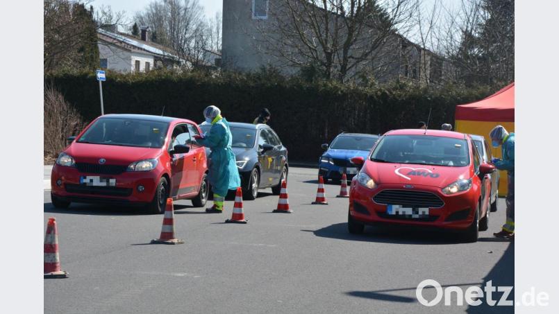 Bisher gab es auf dem Parkplatz beim Stiftland-Gymnasium in Tirschenreuth zwei große Corona-Test-Straßen. Bild: jr