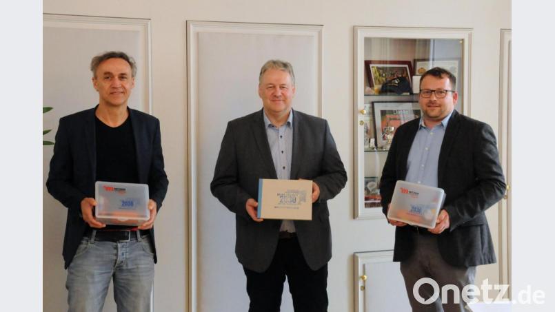 Wurst und Fleisch von regionalen Metzgereien schmecken noch besser, wenn sie nachhaltig verpackt werden. Landrat Richard Reisinger (Mitte) freut sich deshalb über die wiederverwendbaren Wurstdosen, die Verpackungsmüll einsparen helfen. Klimaschutzkoordinator Joachim Scheid (links) und Metzgerinnungsmeister Daniel Hirsch (rechts) stellen die Wurstdosen im Landratsamt vor. Bild: Martina Beierl/exb