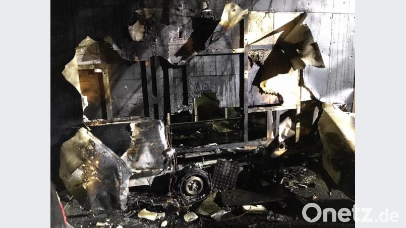 Den in Brand gesteckten Pkw-Anhänger löschte die Feuerwehr Amberg. Bild: Feuerwehr Amberg