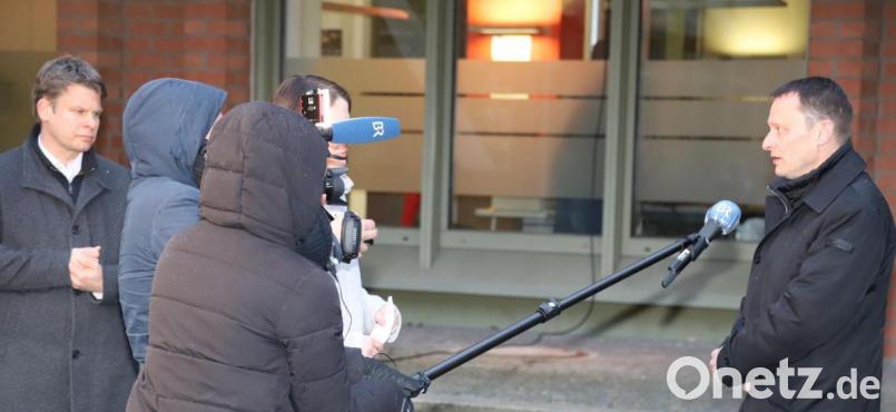 Alle Augen sind hier auf den Sieger gerichtet: Jens Meyer von der SPD (rechts) ist der neue Oberbürgermeister der Stadt. Er gewann das Kopf-an-Kopf-Rennen gegen CSU-Kandidat Benjamin Zeitler (links). Bild: Stefan Zaruba