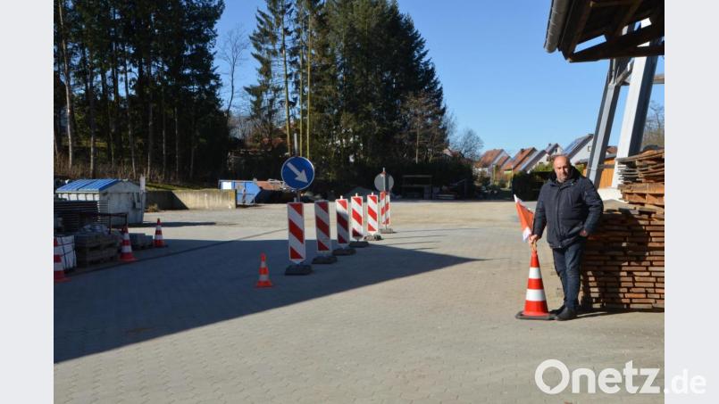 In Coronazeiten wird sogar die Grüngutanlieferung auf dem städtischen Bauhofgelände streng geregelt. Außendienstleiter Karl Frey ließ eine Straßensperre errichten, die eine kontrollierte Zu- und Abfahrt regelt. Bild: dob