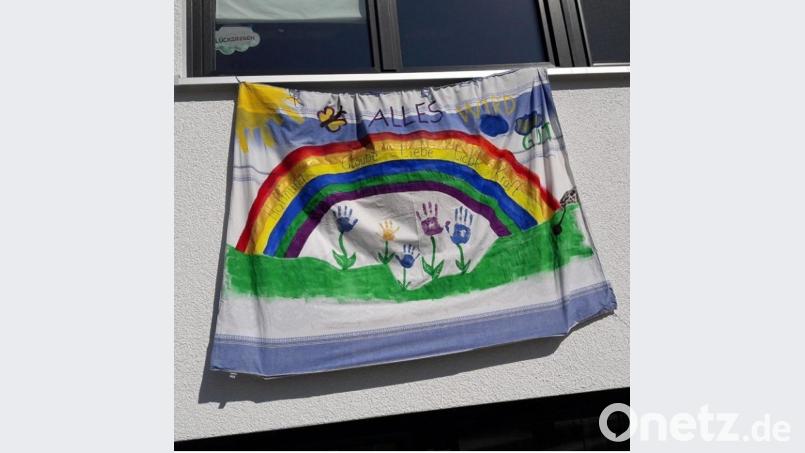 „Alles wird gut“, besagt das bunte Transparent. Bild: weu
