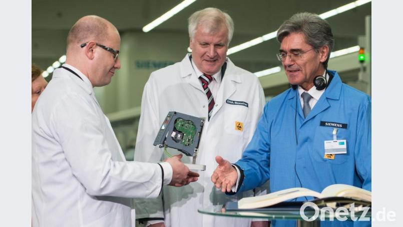 2016: Vorstandsvorsitzender Joe Kaeser (rechts) ist gemeinsam mit dem damaligen bayerischen Ministerpräsidenten Horst Seefhofer (Mitte) und dem tschechischen Ministerpräsidenten Bohuslav Sobotka im Siemens-Werk Amberg zu Gast. Bild: Armin Weigel/dpa
