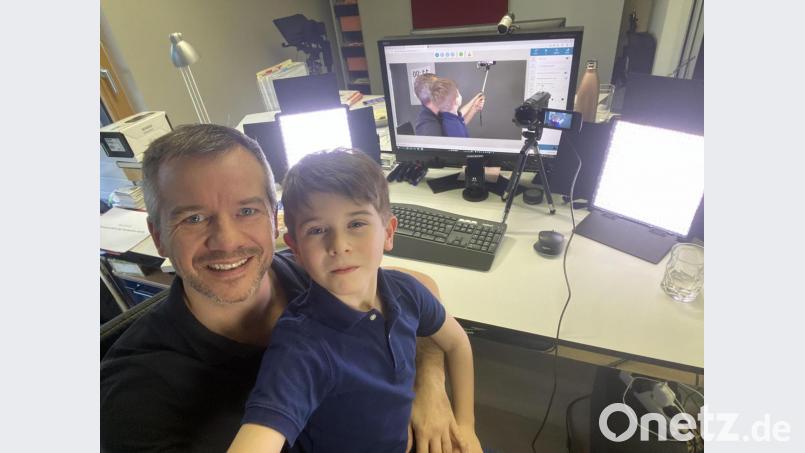 Beim Markus Hoffmanns täglichem Gedächtnistraining sorgt Sohn Alexander für zusätzlichen Unterhaltungswert. Er demonstriert die Tricks seines Vaters. Bild: exb