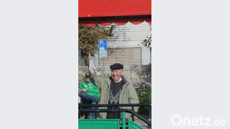 Pater Albrecht verabschiedet sich im September 2013 in Würzburg von der Ausflugsgesellschaft des Männergesangvereins Pleystein, die ihn bei einem Tagesausflug nach Unterfranken besucht hatte. Bild: tu