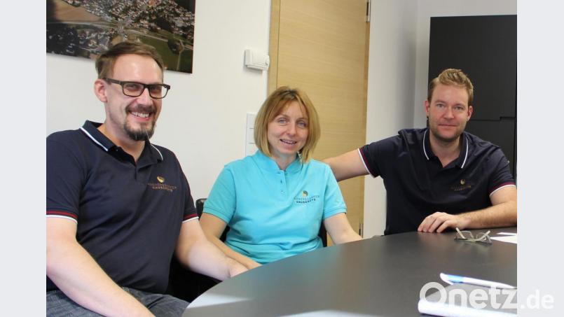 Das Foto entstand bereits weit vor den aktuellen Einschränkungen des öffentlichen Lebens. Im Januar stellte sich ein weiterer Hausarzt im Wackersdorfer Rathaus vor. Dr. Sebastian Zahnweh (rechts) verstärkt das Team von .Stefan Roi und Dr. Elena Diaconu, das sich bisher zwei Arztsitze teilte. Nun steht fest: Die Gemeinschaftspraxis erhält einen zusätzlichen Arztsitz und festigt damit die medizinische Versorgung in der Gemeinde Wackersdorf. Bild: exb