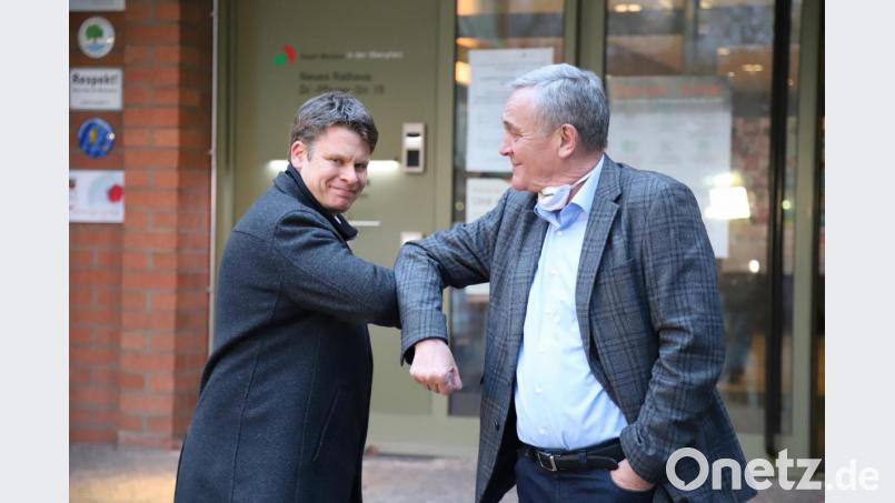 Ellenbogen-Check in Corona-Zeiten: CSU-Herausforderer Benjamin Zeitler (links) gratuliert dem noch amtierenden Oberbürgermeister Kurt Seggewiß zum Wahlerfolg seines Parteigenossen Jens Meyer. Bild: Stefan Zaruba