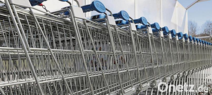 Auch in den Supermärkten gelten während der Coronakrise verstärkte Hygienevorschriften und Sicherheitsbestimmungen. Bild: Wolfgang Steinbacher