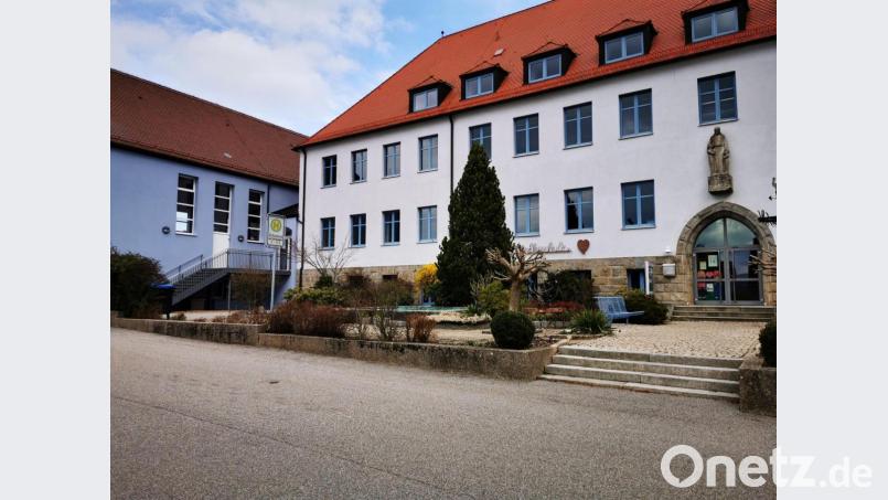 Die 120 Blutspender wurden ohne gegenseitigen Kontakt vom Haupteingang durch die Schule bis in die Turnhalle geschleust, wo alle wieder ins Freie gelangten. Bild: gz